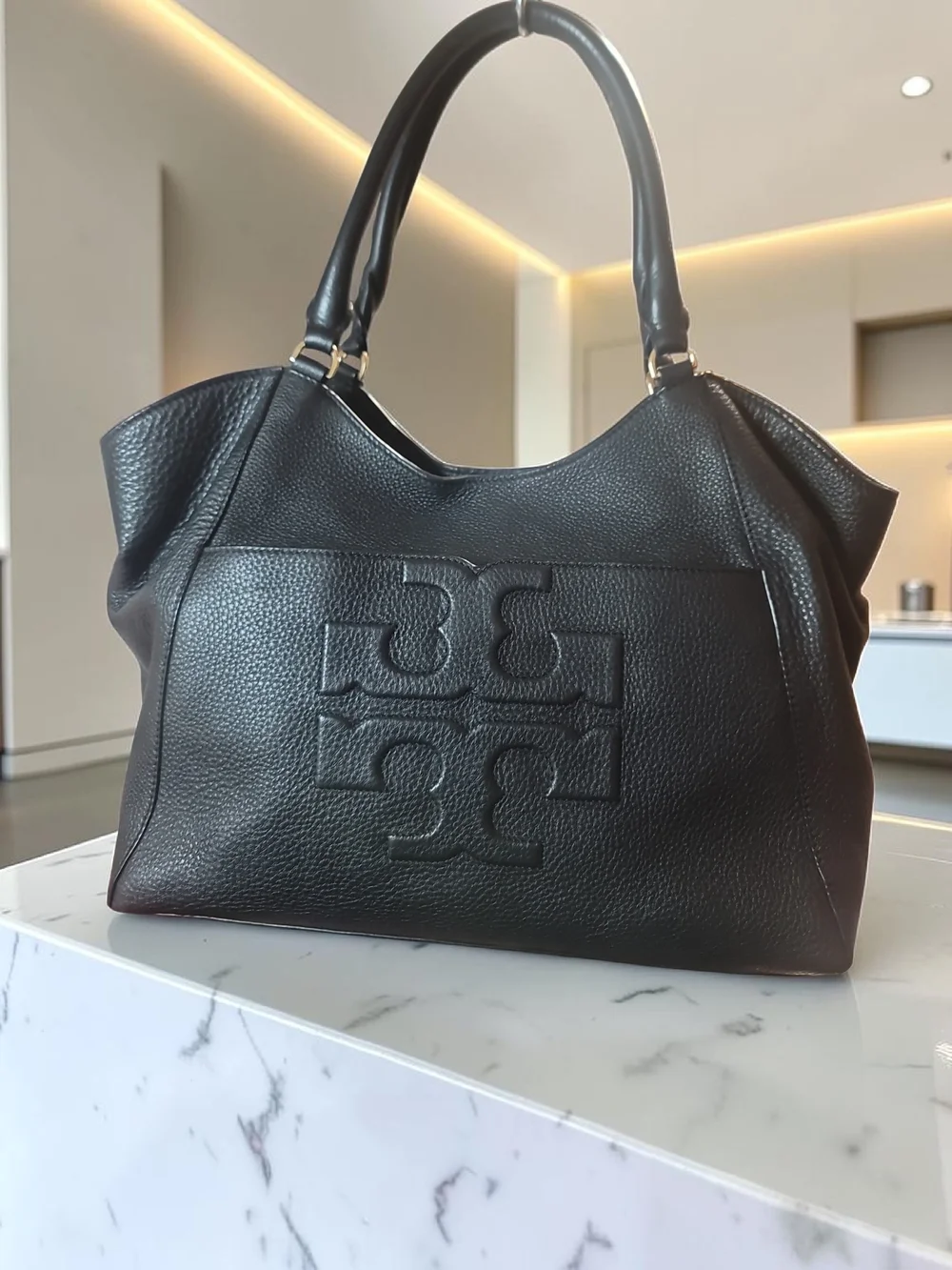 Tory Burch Bombe T East West Black Pebbled Leather Tote in EUC